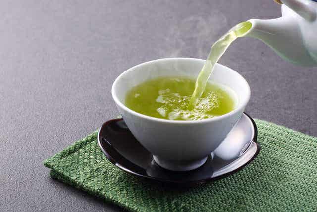 Ruskea rasvakudos aktivoituu vihreää teetä juomalla.