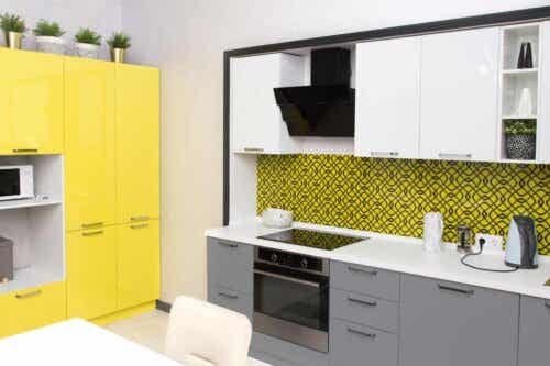 Käytä keltaista keittiön sisustuksessa.