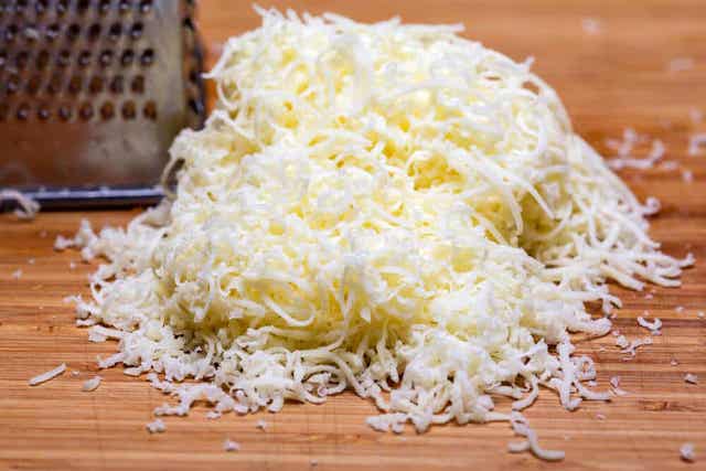 Mozzarella-juusto sopii purjojen täyttämiseen