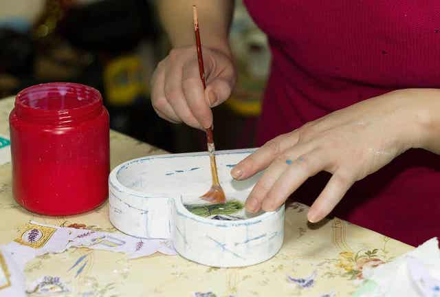 Mod Podge -liimalakalla voi sekä liimata että lakata