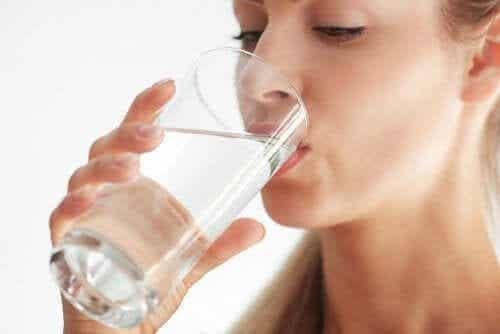 Pahanhajuisesta hengityksestä voi päästä eroon riittävällä vedenjuonnilla