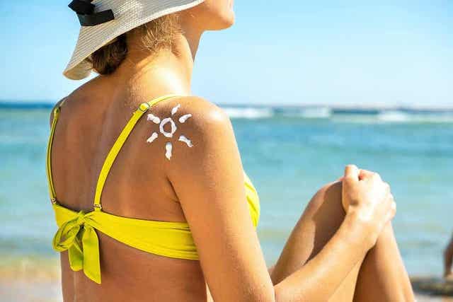 Ihon suojaaminen auringolta on yksi keino nauttia kesästä terveyttä vaarantamatta