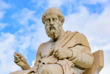 Erot Aristoteleen ja Platonin filosofioiden välillä