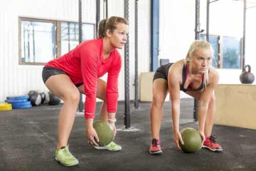 Punnerrusliikkeitä pallolla.