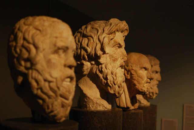 Erot Aristoteleen ja Platonin filosofioiden välillä olivat joissakin asioissa merkittäviä