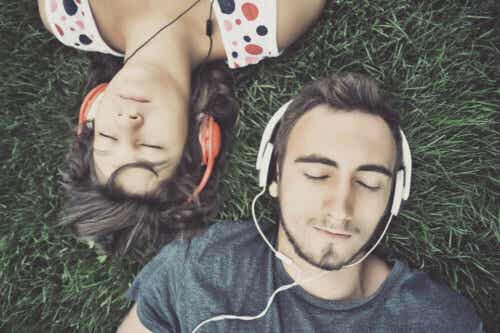 Sisäkorvaistute voi auttaa kuulemaan musiikkia.