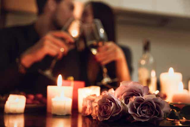 Voitte juhlia parisuhteen vuosipäivää romanttisella illallisella.