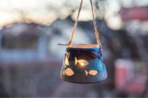 koristekynttilä laventelin kukista ja sen rentouttava vaikutus