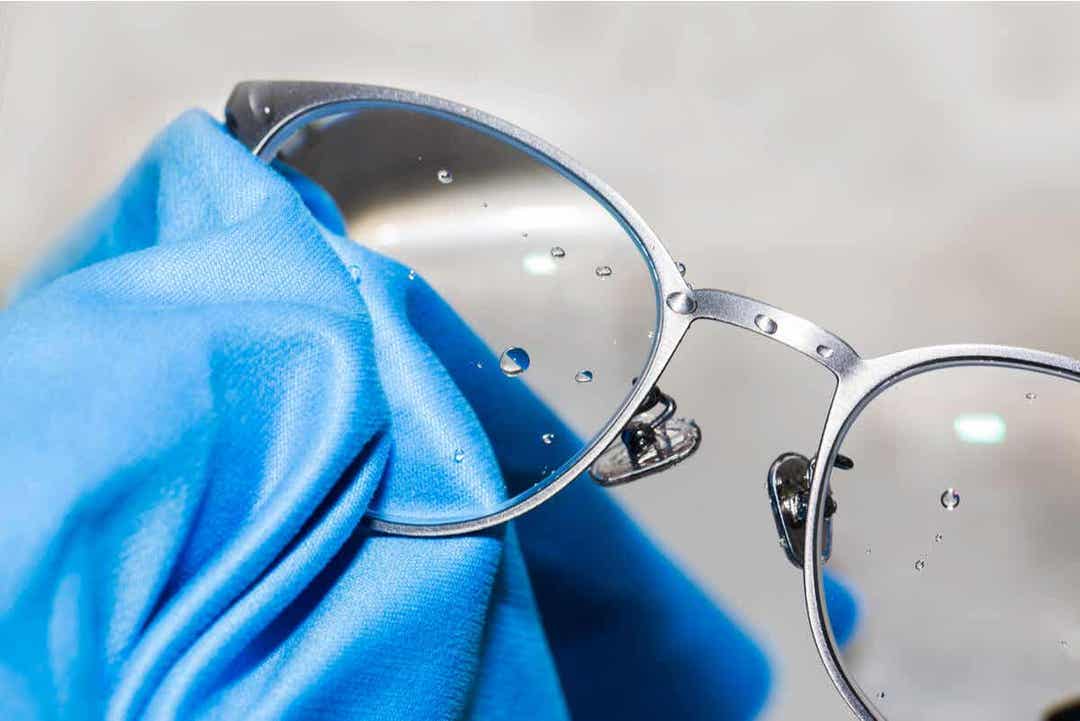 Puhelin kannattaa kuivata esimerkiksi silmälasien puhdistamiseen tarkoitetulla mikrokuituliinalla