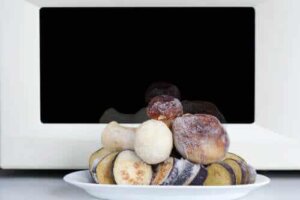 Mikroaaltouunissa valmistetut sienet