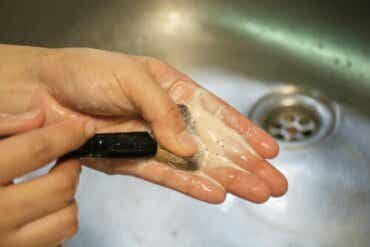 Kosmetiikan säilyttäminen ja kosmetiikkavälineiden puhdistaminen