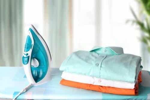 Erilaiset silitysraudat ja vaatteet.