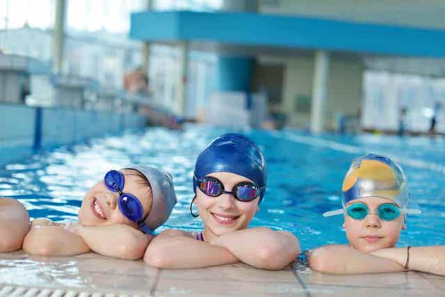 Uinti on lapsille sopiva tapa vahvistaa lihaksia.