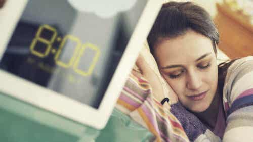 Nainen tarvitsee syvää unta.