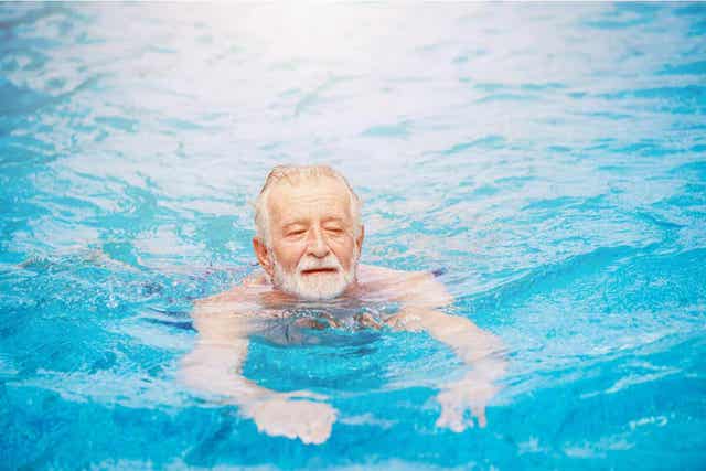 Harjoitussuunnitelma senioreille voi sisältää uintia.