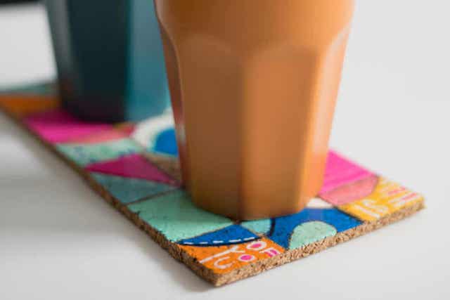 Käsintehdyt pöytätabletit ja lasinaluset suojaavat pöytää.