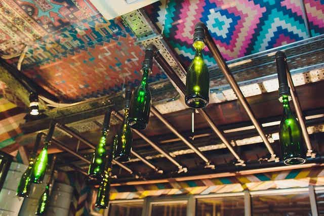 Lampunvarjostimen valmistus pulloista.