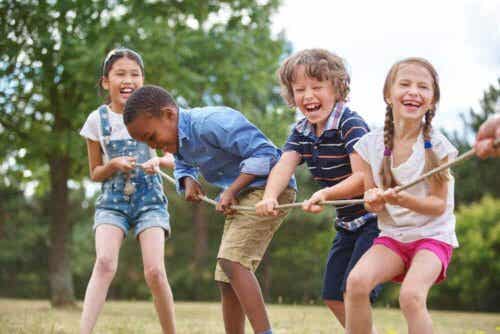 Leikkipuistoissa voi tehdä erilaisia harjoituksia, jotka vahvistavat lapsen käsivarsia.
