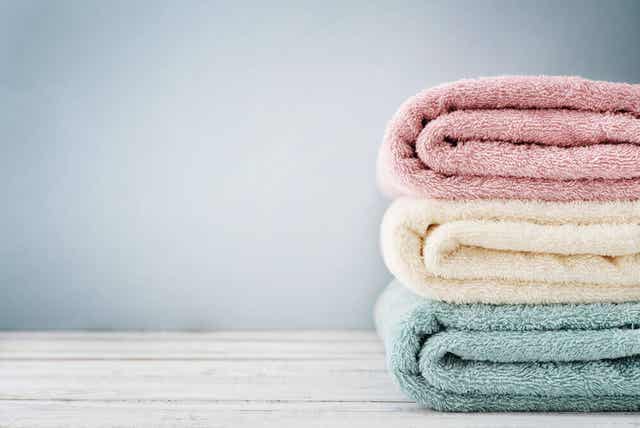 Vaatteesta saa nopeasti kuivan pyyhekonstin avulla.