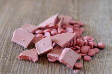 Mitä on vaaleanpunainen suklaa ja mistä sitä saadaan?