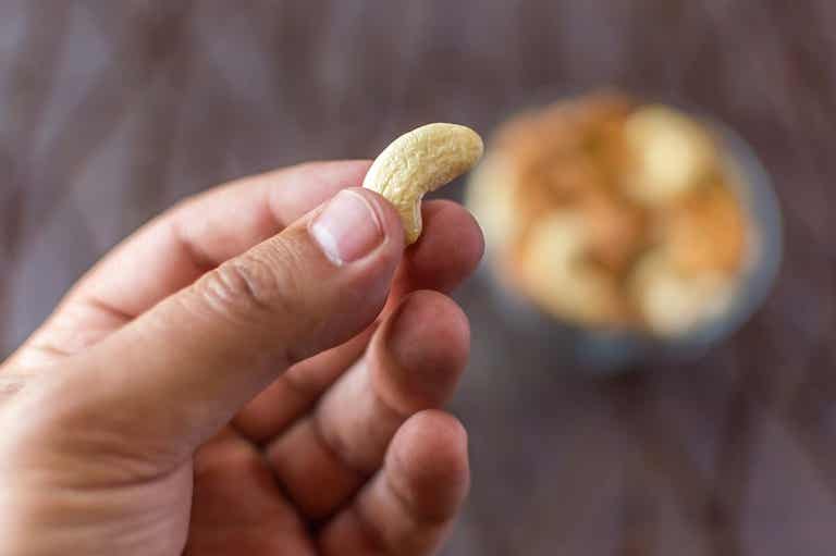 Cashewpähkinät, kuten muutkin pähkinät, sisältävät paljon terveellisiä rasvoja, vitamiineja, kivennäisaineita ja muita terveyttä edistäviä fytokemikaaleja