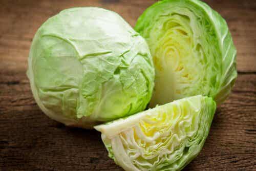 Kaali-riisipaistos sisältää keräkaalia.