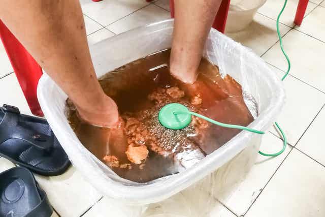 Detox-jalkakylvyt ovat ihmehoitona markkinoitu villitys.