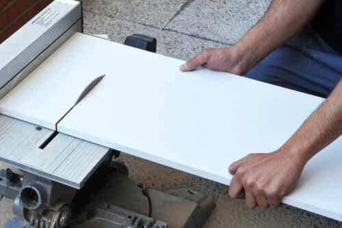 Melamiinia käytetään monissa keittiökalusteissa.