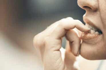 Pakkomielteinen kynsien pureskelu ja suun terveys