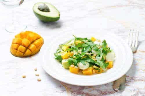 3 tapaa valmistaa mango-avokadosalaatti
