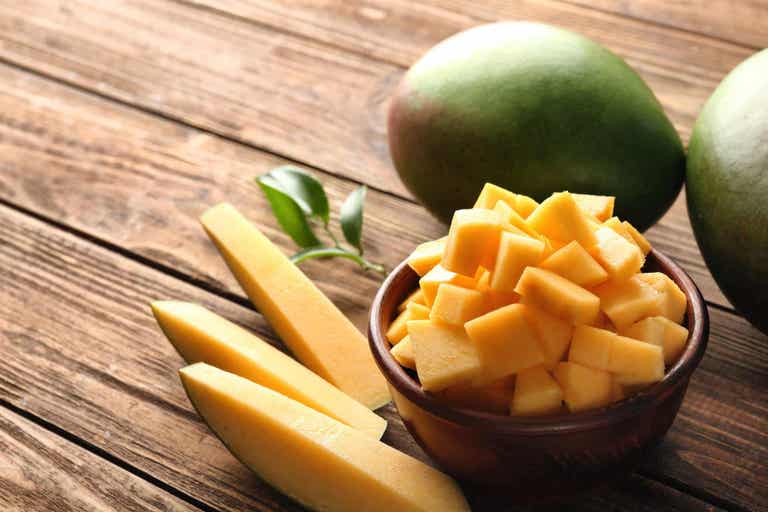 On monia terveyttä edistäviä syitä, miksi kannattaa valmistaa mango-avokadosalaatti.