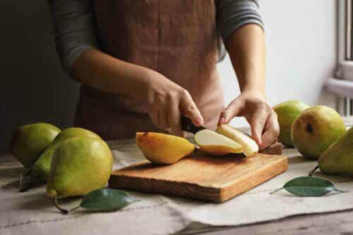 Päärynäinen sokerikakku kannattaa valmistaa tuoreista päärynöistä.