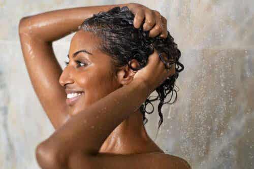 Sipulishampoo voi ihmisten kokemusten perusteella auttaa erilaisiin hiusongelmiin.