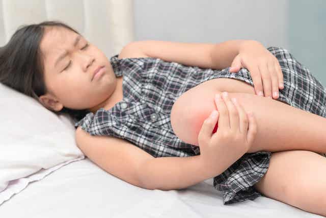 Juveniili idiopaattinen artriitti aiheuttaa lapsilla nivelkipua.