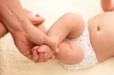 Vauvan karkeamotoriset taidot: 10 stimuloivaa harjoitusta