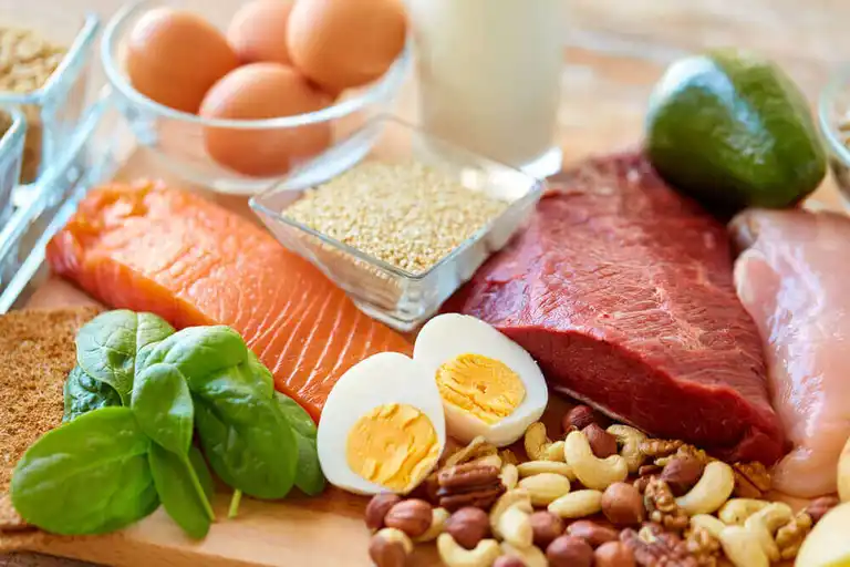 Atkinsin ruokavalioon kuuluu paljon proteiinia.