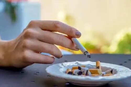 Tupakka on haitaksi terveydelle ja iholle.