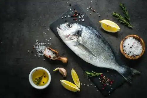 Raskaana olevien naisten tulisi syödä illalliseksi monipuolisia ja terveellisiä ruokia, ja kala on hyvä proteiinivaihtoehto.