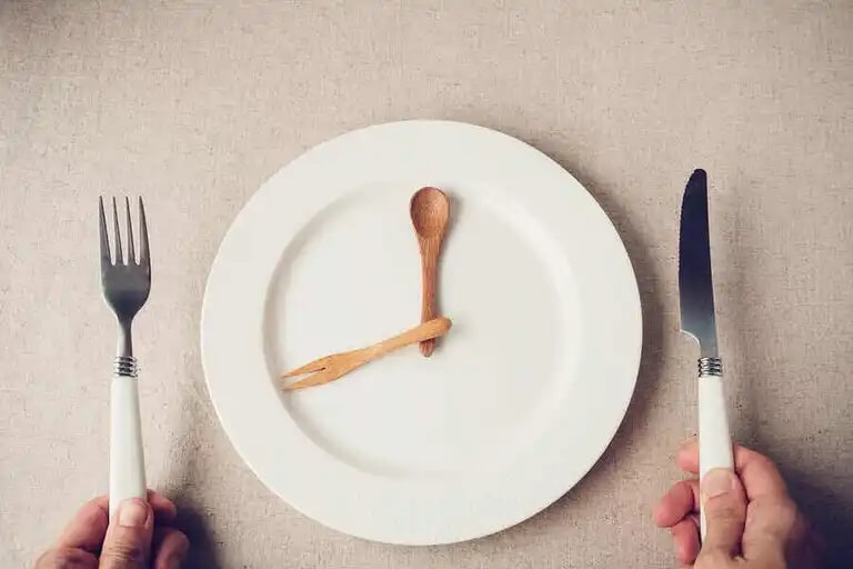 Paastoaminen auttaa vähentämään kalorinsaantia.