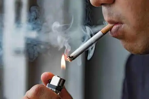 Savukkeiden sisältämiä yhdisteitä vapautuu tupakansavuun.