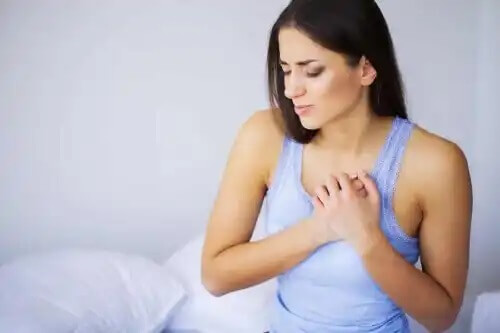 Vasemman käsivarren yhteydessä esiintyvä rintakipu voi olla merkki sydänperäisestä ongelmasta.