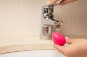 Miten beauty blender -meikkisieni puhdistetaan sitä pilaamatta