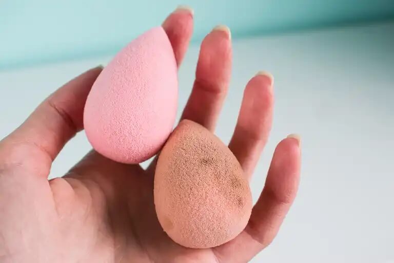 Beauty blender -meikkisieni puhdistetaan liottamalla.