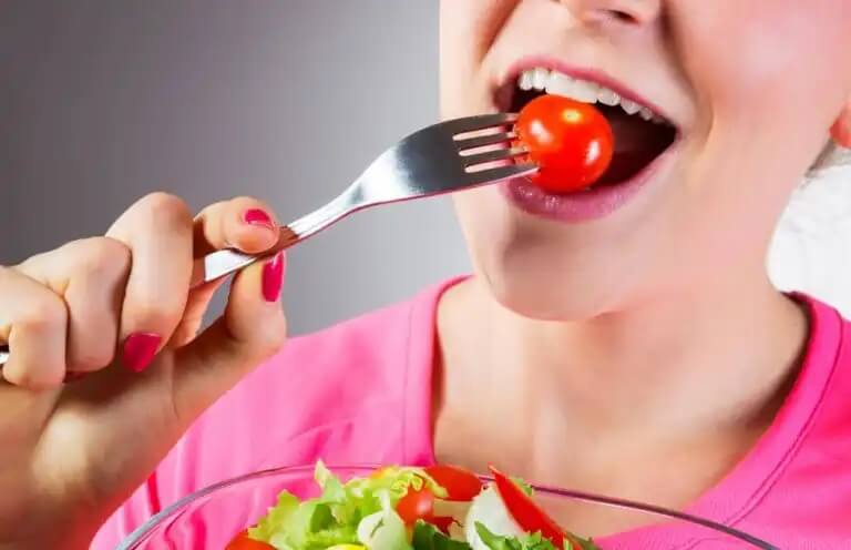 Fetajuustopastaan tulee kirsikkatomaatteja.