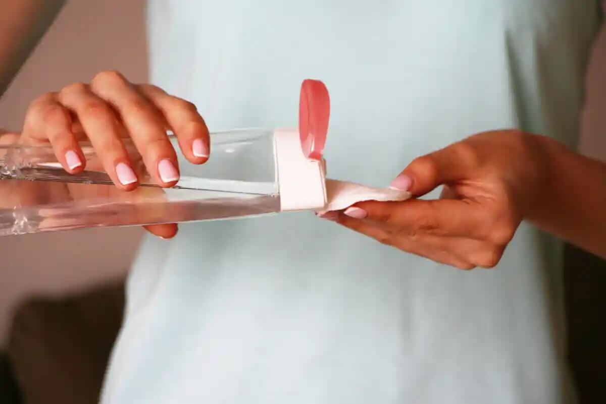 Kasvovesi poistaa epäpuhtauksia.