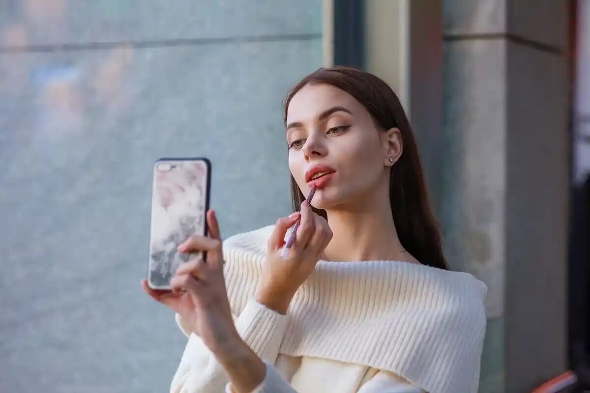 Yhden kerroksen meikki säästää aikaa.