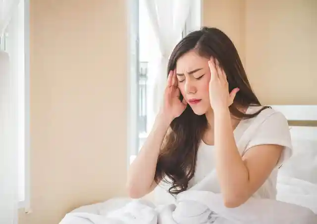 Melatoniinin yliannostus voi aiheuttaa päänsärkyä.