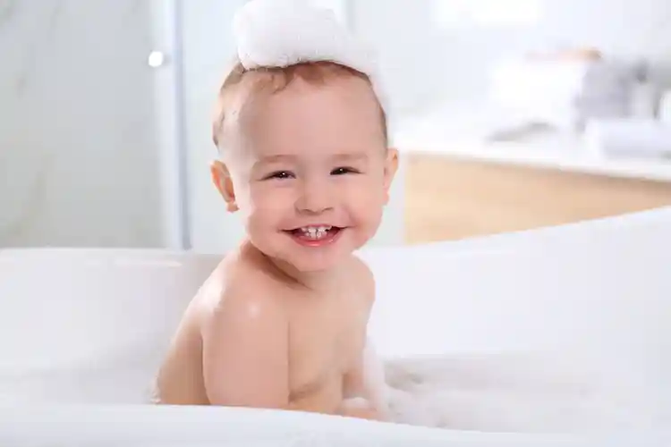 Pienten lasten tapaturmat kylpyhuoneessa voivat tapahtua kylvyssä.