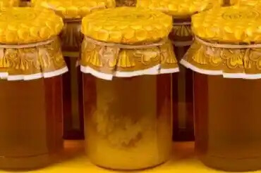 Miten kiteytyneen hunajan saa takaisin juoksevaksi?