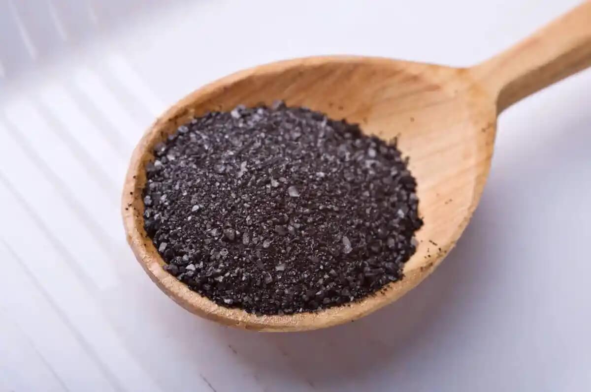 Musta suolaa sopii ruoan maustamiseen.